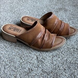 NWOT Miz Mooz Women's Tan Ruched Mules